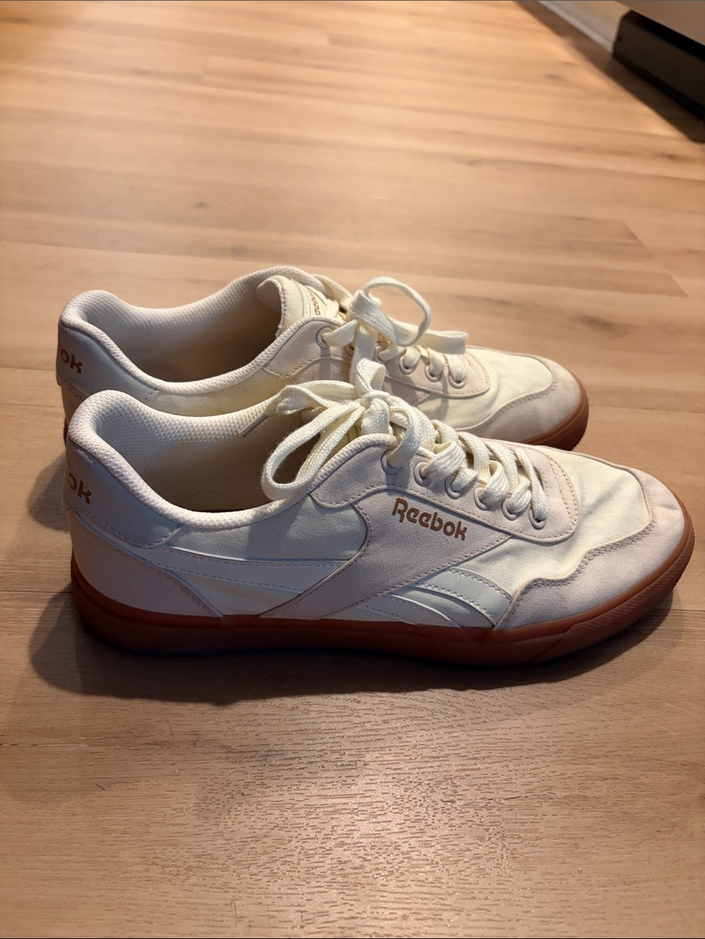 Reebok Men's Off-White Sneakers with Gum Sole